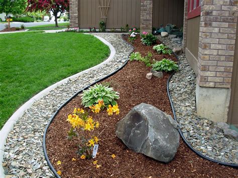 25 Gorgeous Small Front Yard Landscaping Ideas With Rocks and Mulch - Stone post gardens
