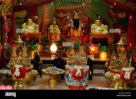 Small Chinese shrine,China town,Bangkok Stock Photo - Alamy