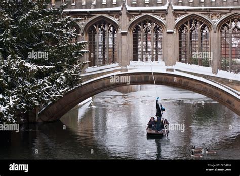 Bridge of Sighs in winter snow, St Johns College, Cambridge, England ...