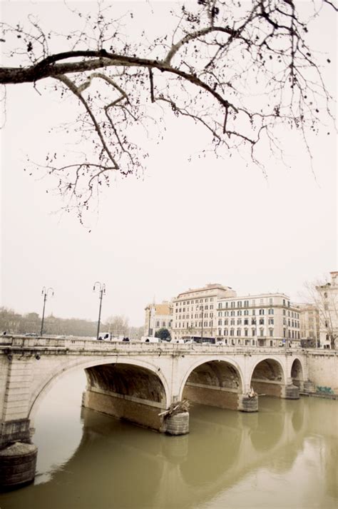 Buildings Along Tiber River - Entouriste