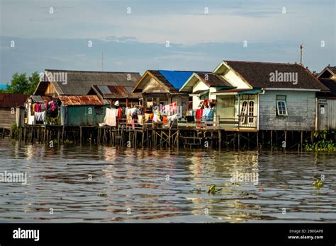 Martapura River Housing, near Banjarmasin, Kalimantan, Indonesia Stock Photo - Alamy