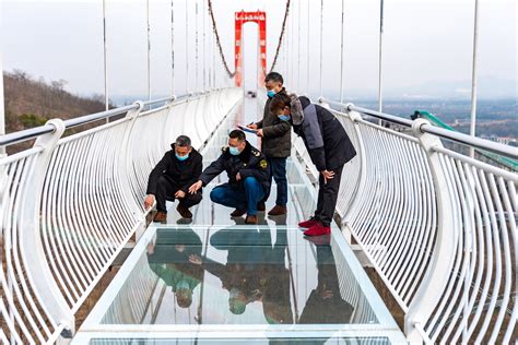 Man left clinging to shattered glass bridge in northern China