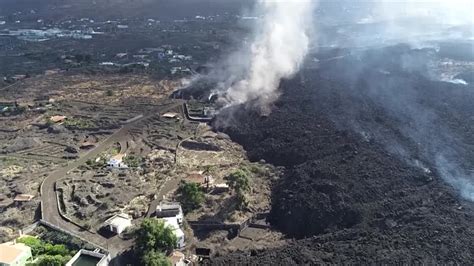 La Palma volcanic eruption shuts down airport