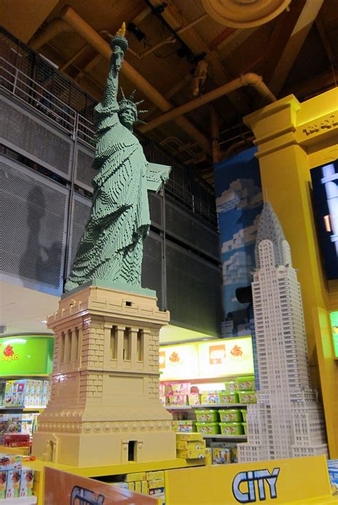 NYC - Times Square: Toys "R" Us - LEGO Statue of Liberty a… | Flickr