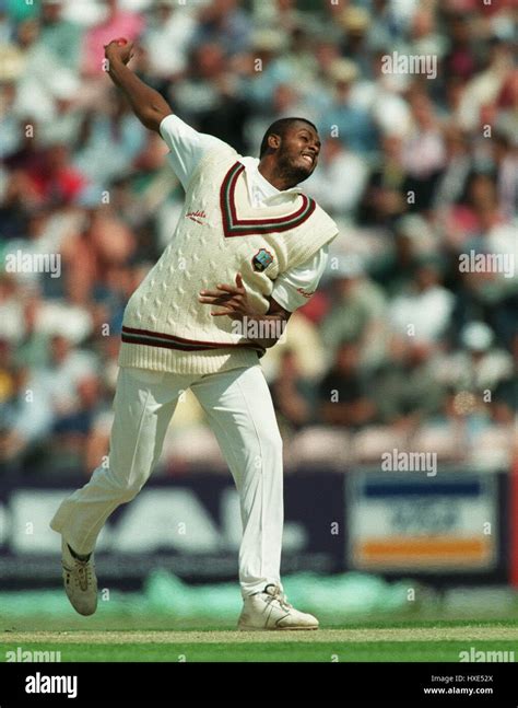 COURTNEY WALSH WEST INDIES 31 May 1995 Stock Photo - Alamy