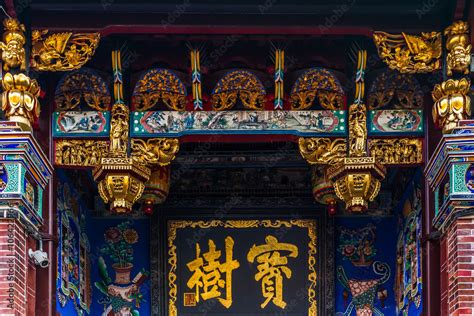 Architectural details of the entrance to Khoo Kongsi Temple, Penang ...