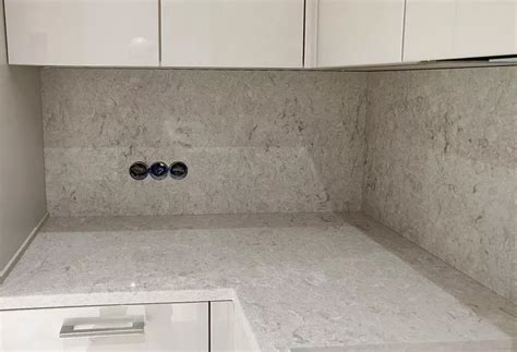 Стеновая панель из кварцевого камня Caesarstone 6131 Bianco Drift ...