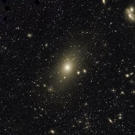 Diese Aufnahme zeigt den großen Halo um die große elliptische Galaxie Messier 87. Der obere ...