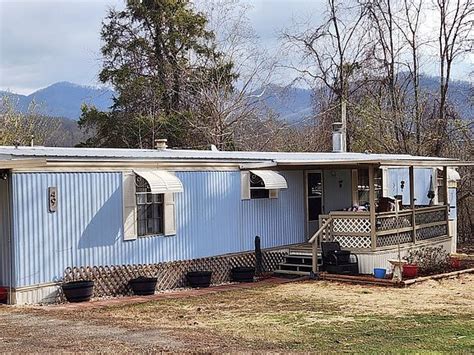 Opportunity awaits you with this 2bd/2ba mobile home situated in Carolina Highlands Retirement ...