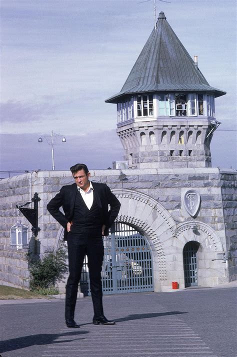 Johnny Cash standing outside of Folsom Prison, 1968 : r/OldSchoolCool