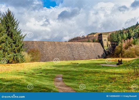 View of Derwent Dam and Reservoir, Peak District, Derbyshire, UK Stock ...