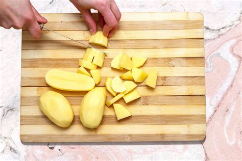 Fresh new potatoes in pan with water - Creative Commons Bilder
