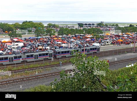 Cleveland browns fans tailgating hi-res stock photography and images ...