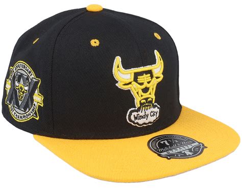 Chicago Bulls Yellow Toe Black/Yellow Fitted - Mitchell & Ness cap ...