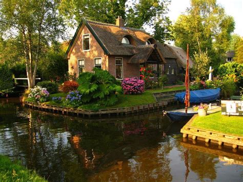 Canal Cottage, The Netherlands | Beautiful homes, Cottage, Quaint cottage