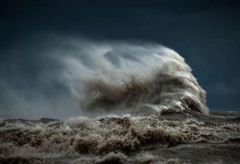 I Endured 3 Hours Of Gale-Force Winds To Capture These Massive Lake Erie Waves, And Here Are The ...