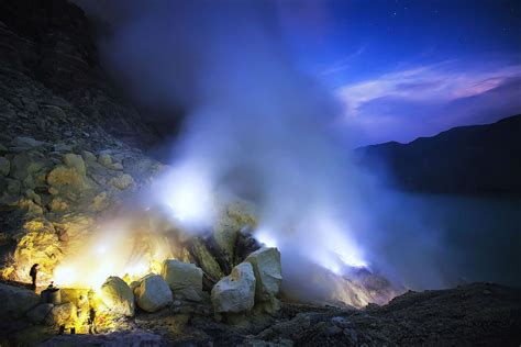 Ijen crater tour from Banyuwangi - enjoy amazing blue fire - Melampa ...