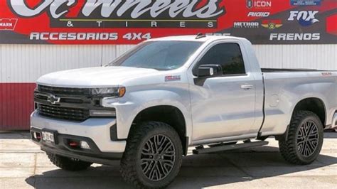 Regular cab, short bed Chevy Silverado Trail Boss pickup looks great ...