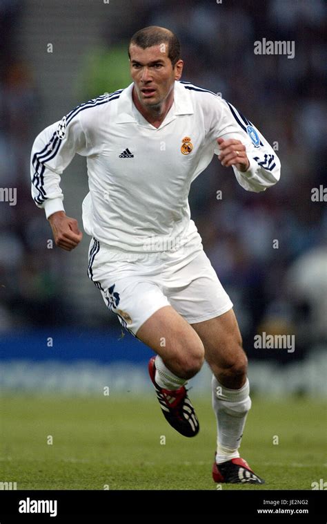 Zinedine zidane real madrid 2002 hi-res stock photography and images ...