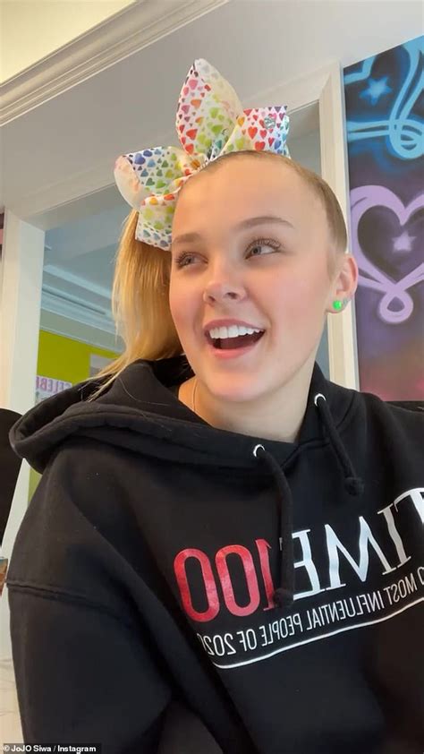 JoJo Siwa, 17, confirms she came out as LGBTQ+ after wearing 'Best Gay Cousin Ever' shirt ...