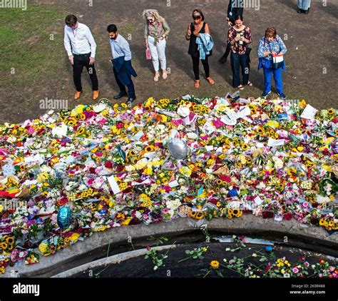 Floral tributes in London upon the death of Queen Elizabeth II Stock ...