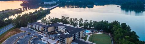 Lakeside Lodging & Dining At Its Best - Visit Oconee South Carolina