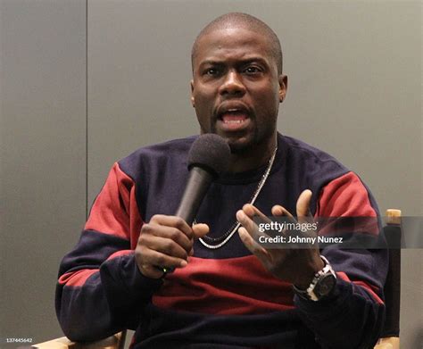 Kevin Hart visits the Apple Store Upper West Side on January 20, 2012 ...