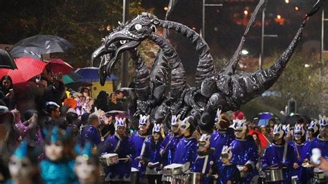 Halloween in Derry: Costume swap shop cutting down on waste - BBC News