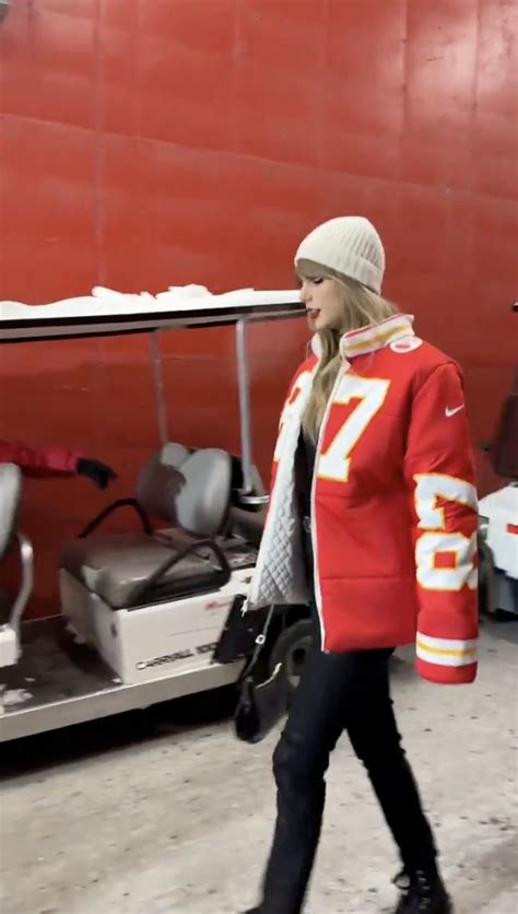 Taylor Swift bundles up in custom Travis Kelce jersey jacket at Chiefs vs. Dolphins game in ...