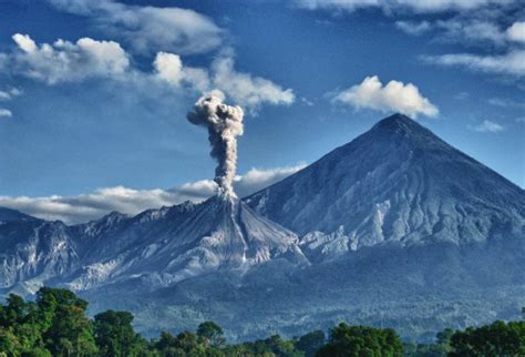 Majestic volcanoes that saw my birth; Volcán Santa María y Volcán Santiaguito!