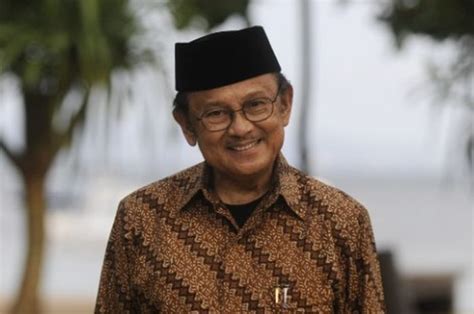 10 Quotes BJ Habibie Soal Cinta dan Kesetiaan dengan Ainun, Romantis Sekali - Grid Pop