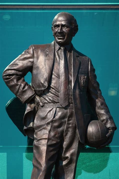 Sir Matt Busby Statue En Trafford Viejo Imagen editorial - Imagen de ...