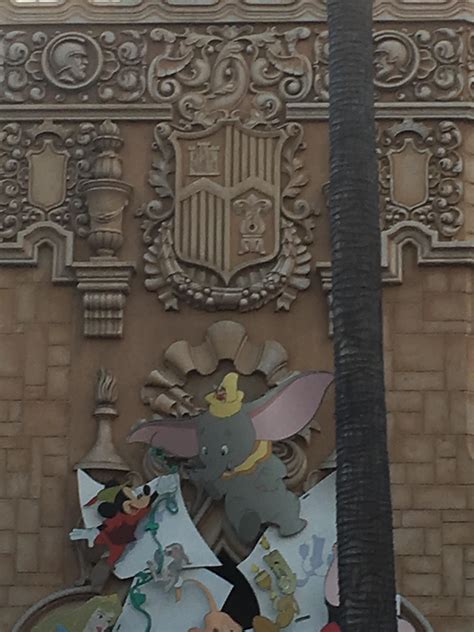 A coat of arms in Disneyland : r/heraldry