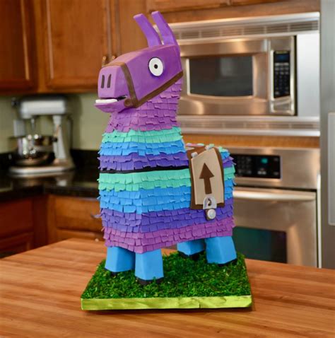 Fortnite Loot Llama Cake – Sugar High Score