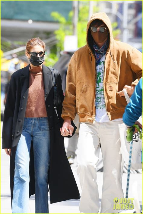 Kaia Gerber & Jacob Elordi Hold Hands as They Enjoy Spring in New York City: Photo 4554744 ...