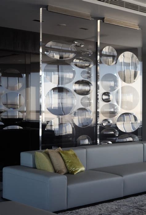 Glass room dividers – aesthetic appeal and practical home decor ideas