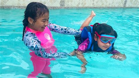 Jannie Teaching Ellie How to Swim in the Pool | Kids Pretend Play Swimming Pool and to Not Give ...