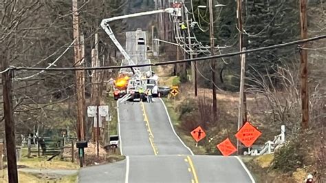 Wind damage disrupts power for thousands in Snohomish County