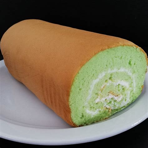 DELICO Pandan & Cocos Swiss Roll 450g - Hikifood