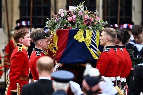 King Charles III leaves touching note on Queen's casket