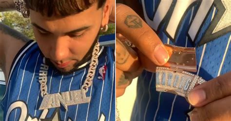 Anuel AA exhibe un lujoso collar de "150 quilates" con su nombre y el de Karol G