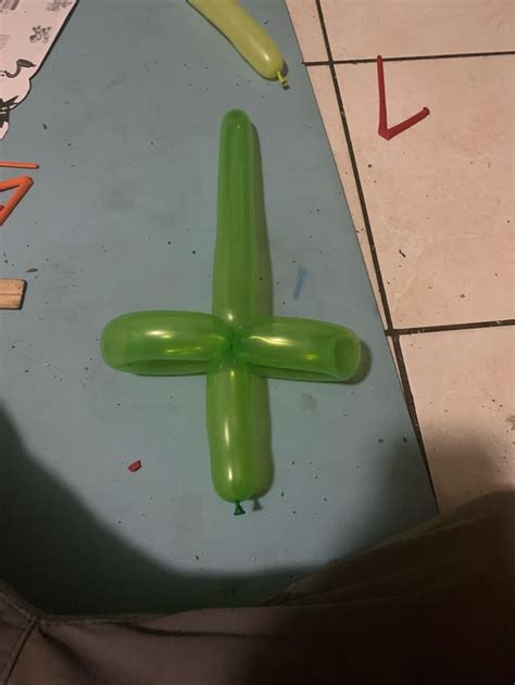 I made a balloon sword for the first time😁 : r/BalloonTwisting