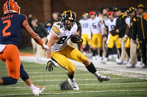 Sam LaPorta named Mackey Award Semifinalist - Hawkeye Beacon: Iowa Hawkeyes Football ...