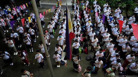 Filipino kids go back to school after lockdowns – DW – 08/22/2022