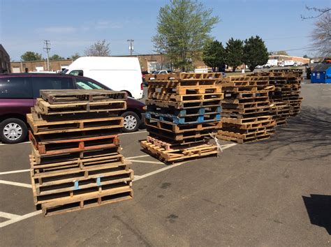 Fine wood shipping pallets, about 100 | Antiques Board