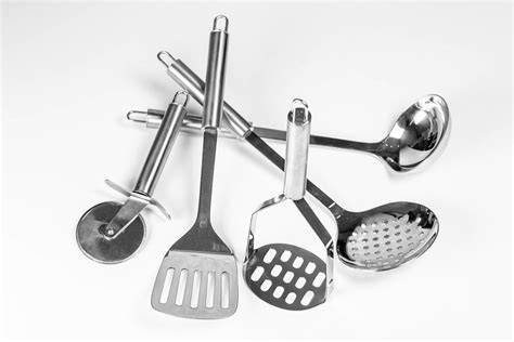 Set of metal kitchen utensils on white background (Flip 2020) - Creative Commons Bilder