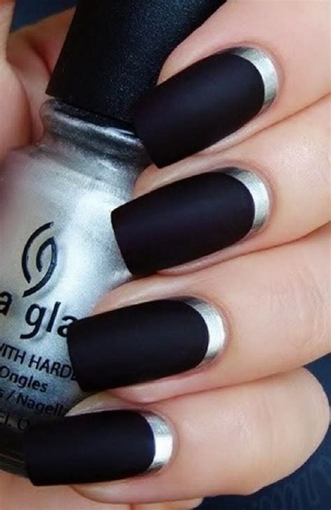 Diseños para uñas que sólo lograras con esmalte negro mate