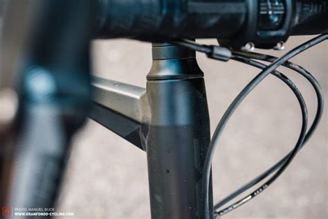 the front end of a bicycle with wires attached to it's handlebars