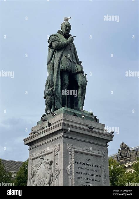 A vertical low-angle of Standbeelden van Willem van Oranje in Den Haag ...