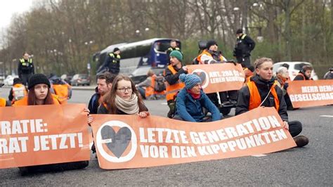 Climate activists block Berlin streets for second consecutive day